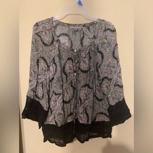 Cute top with crochet detailed sleeves